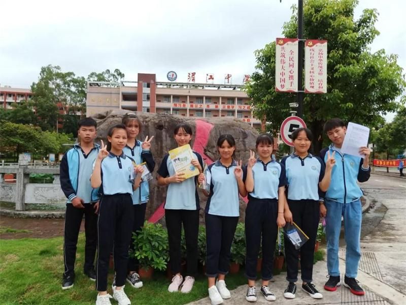 期间考生的应急安全;在学校食堂内,县市场监督管理局严格检查食堂食品