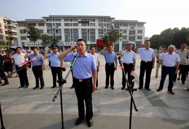市委常委,县委书记邓真晓,市政府副秘书长董冰,市公安局副局长万传红