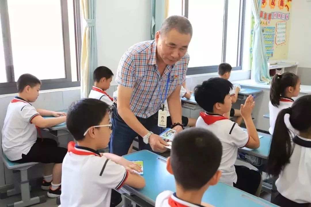 6月24日中午,城北小学来了一批特殊的客人,他们是舟山公交普陀公司的