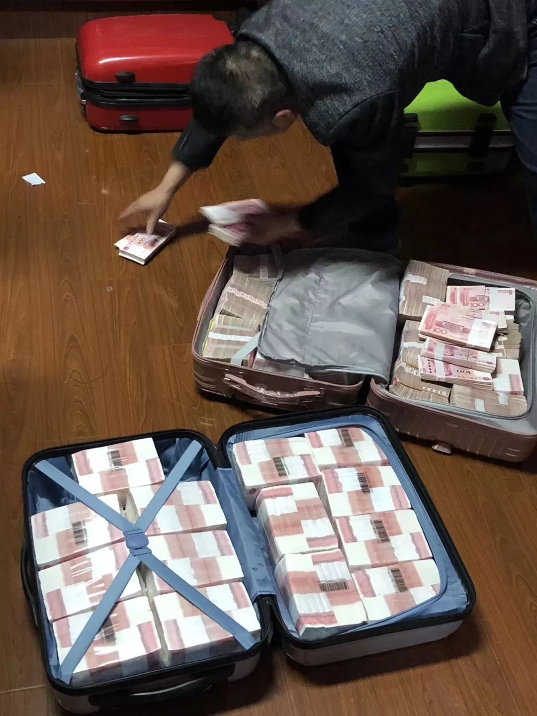 发现箱内装满成捆的现金,驾驶员称四个行李箱都装有现金,这笔钱是他