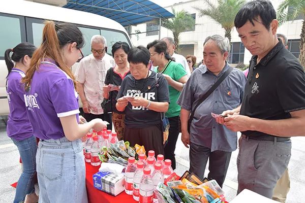 娄底市地市级离退休老领导来涟调研脱贫攻坚和重点项目建设