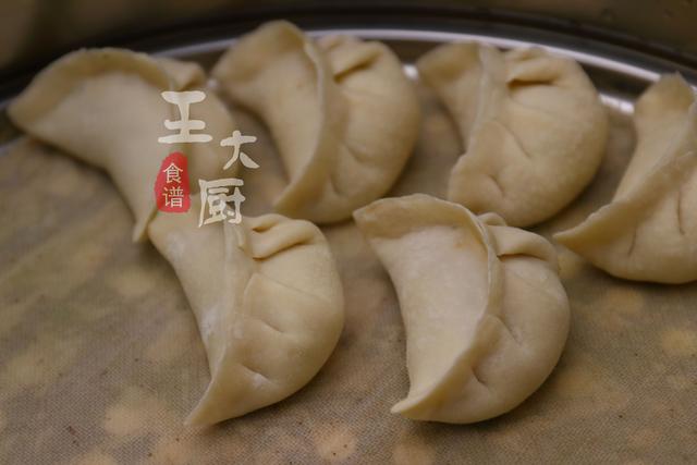 捏出漂亮的饺子花边就是这么简单,学会了可以在朋友面前露一手了