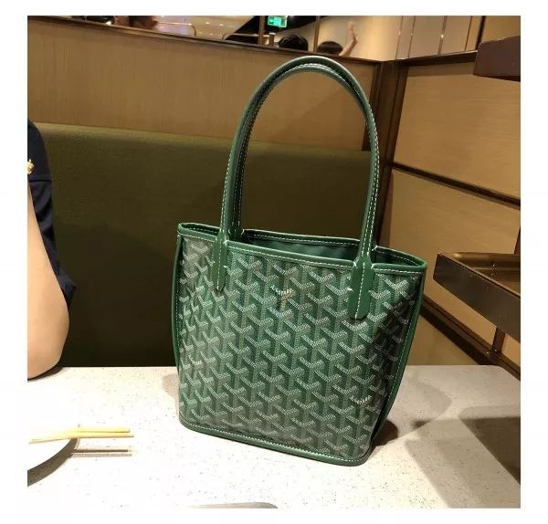 这个印花是仿goyard老花,印象中goyard蓝色老花最经典,类似于lv的