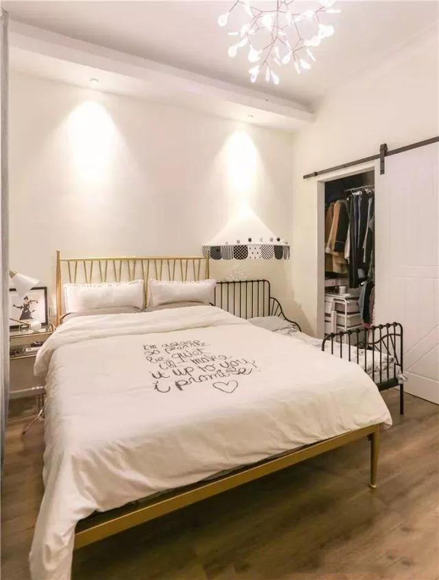 主卧室的空间比较宽敞,摆放了屋主夫妇和孩子的两张床,衣柜是嵌入式的