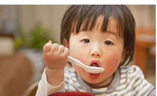                     喂养宝宝中容易踩的三个“坑”，你在里面吗？中的话赶紧脱“坑”