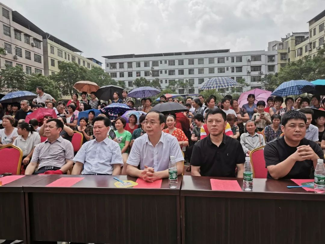 耒阳市禁毒协会常务副会长兼秘书长潘枝平,新市镇党委书记刘仁佺,旗美