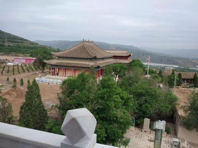 从城中心钟楼向北逶迤十余里,便是仁寿山.古云,山不在高,有仙则名.