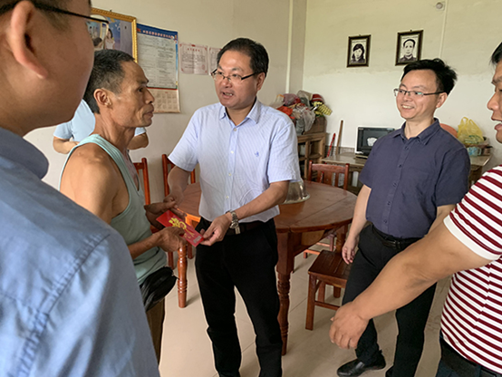 省中医院副院长薛汉荣一行到方太乡分水村慰问困难党员和受灾群众