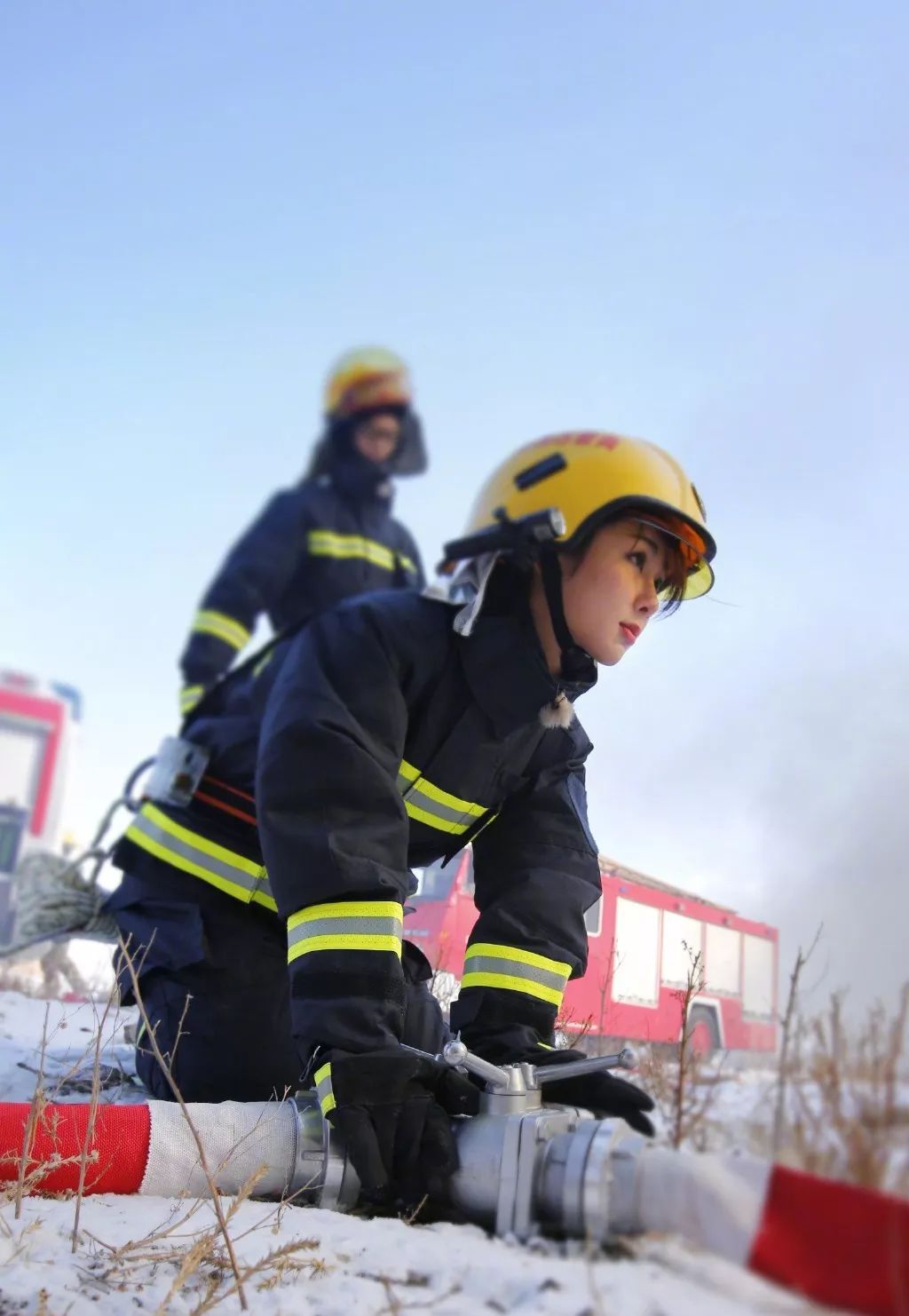 为了贴近角色,杨紫深入消防员队伍了解他们的生活.