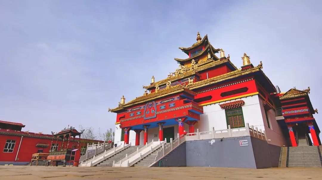9,慈云寺位于巴彦淖尔市临河区,是一座罕见的藏传佛噶举派寺院建筑
