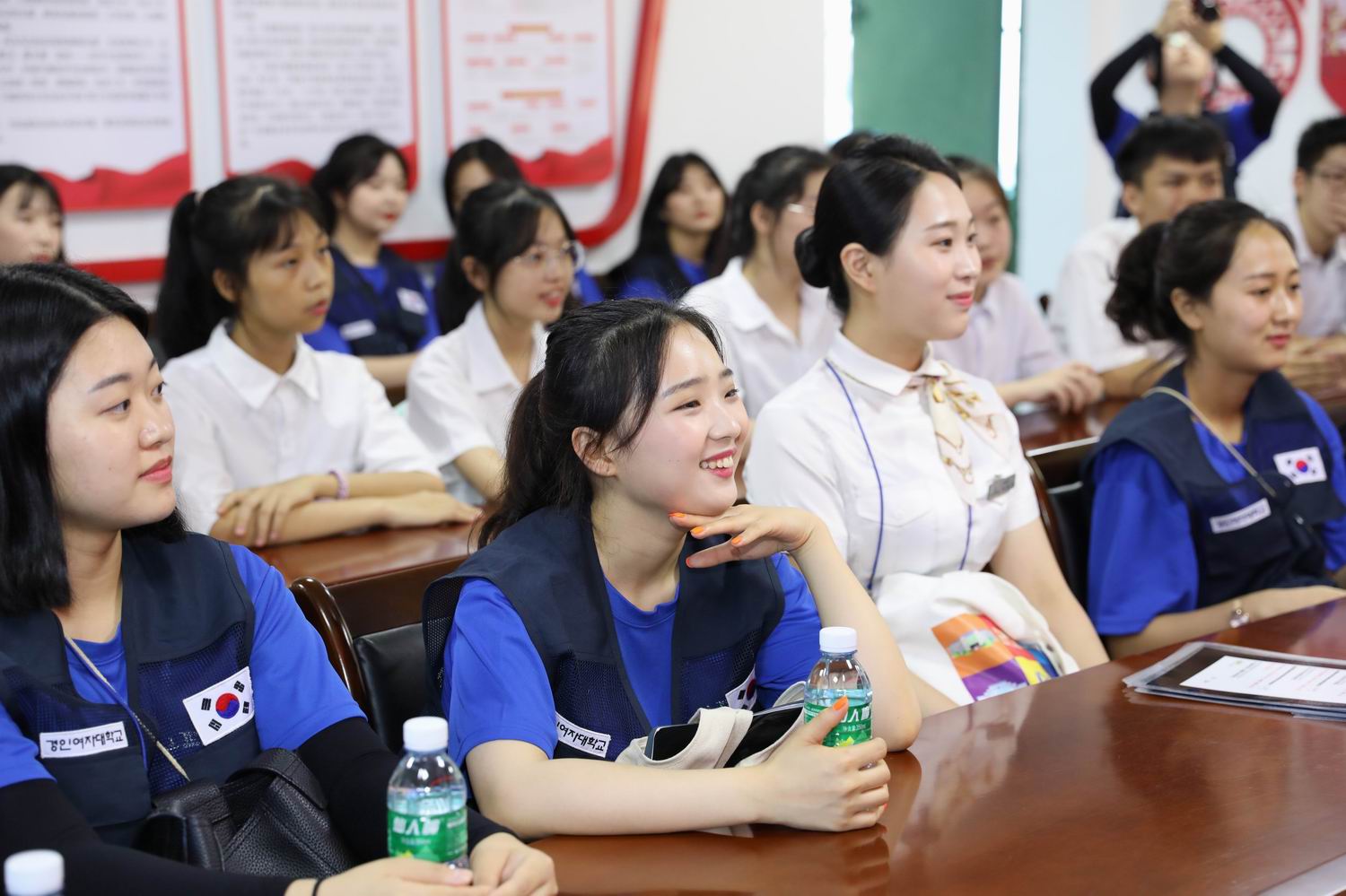 图集韩国女生到访廉江中学