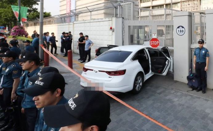 韩国男子驾车冲撞美国驻韩大使馆车内有20个瓦斯罐 警方