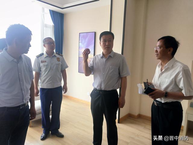 护航"民歌汇",左权县县委副书记孟玲珑带队检查宾馆消防安全