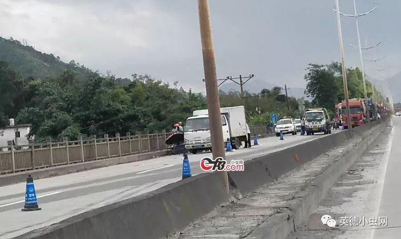 英德望埠路段,一台拖头压到电动车,电动车变晒形.