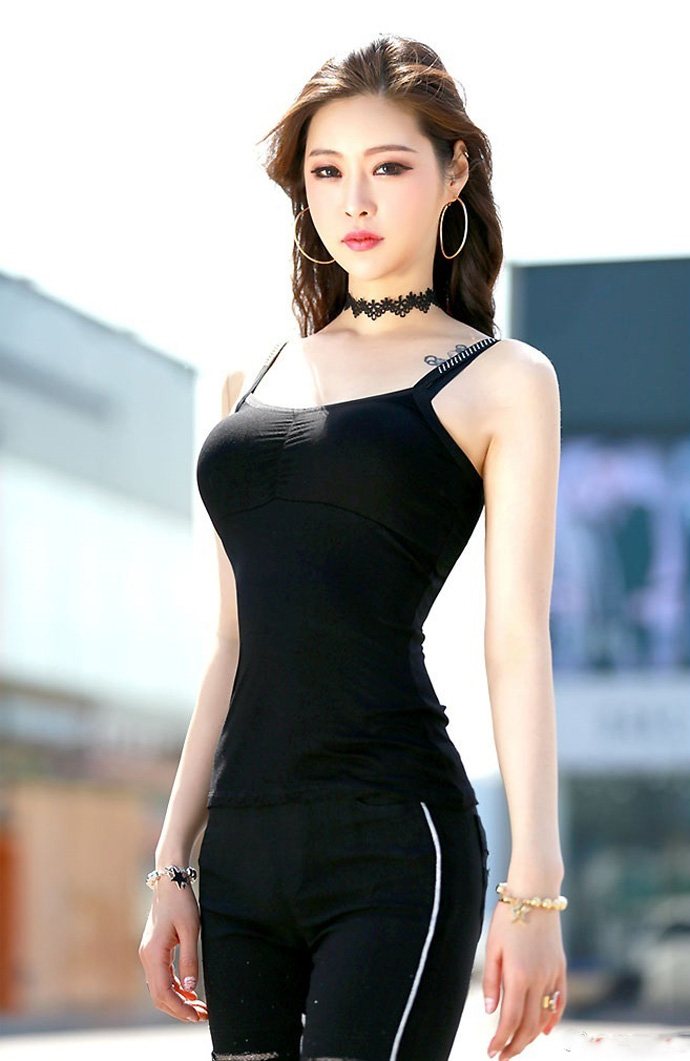 街拍穿黑色紧身裤的绝世美女,前凸后翘的完美身材,就连背影也这么美