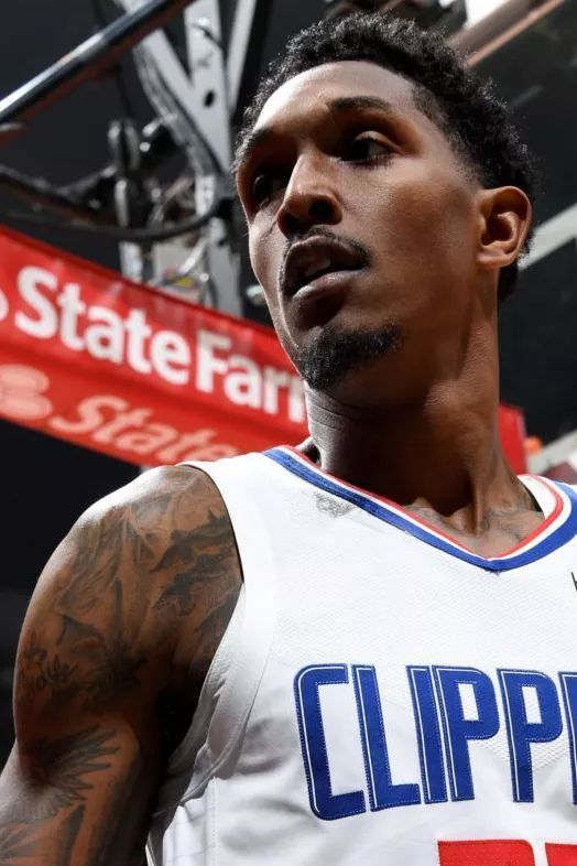 三获最佳第六人的 lou williams ,除了收获奖杯外又得到了一台 「微波