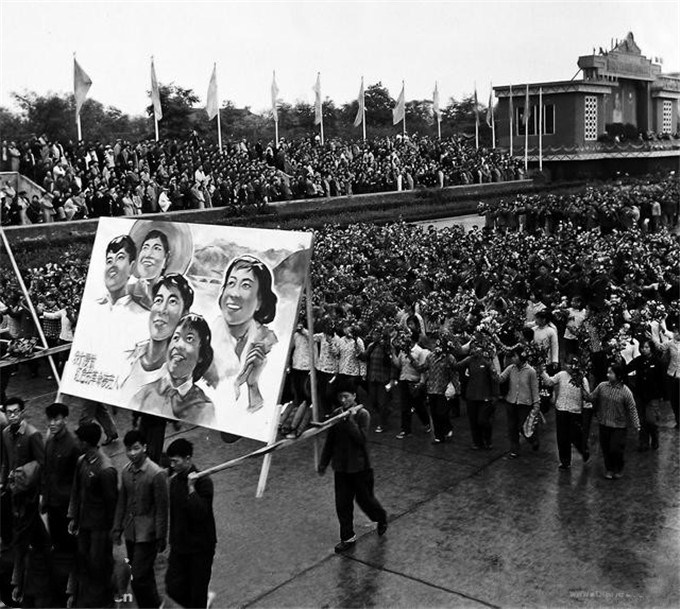 1964年10月1日,西安庆祝建国15周年举行大游行,知青方队冒雨经过新城