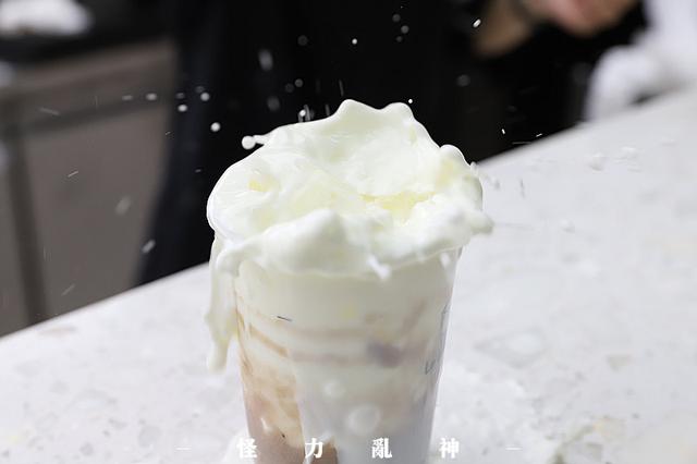 芋泥也是很多人的心头好,这款芋泥脏脏,加入了爽脆的燕麦,咬在嘴里很