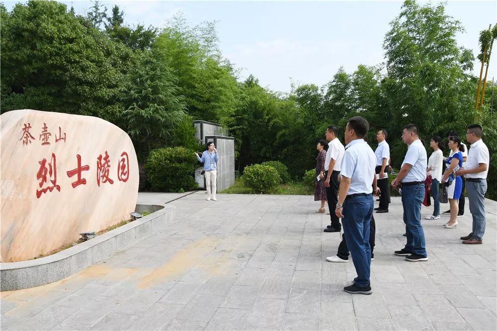 6月28日上午,柘皋镇机关党支部走进肥东县长临河镇茶壶山烈士陵园