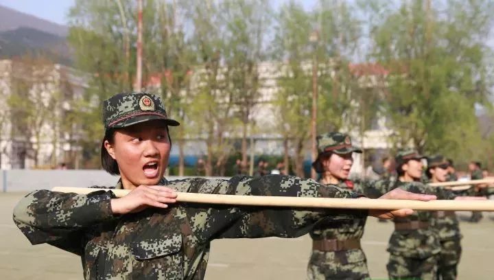 酸甜苦辣,读懂女兵的千滋百味_训练