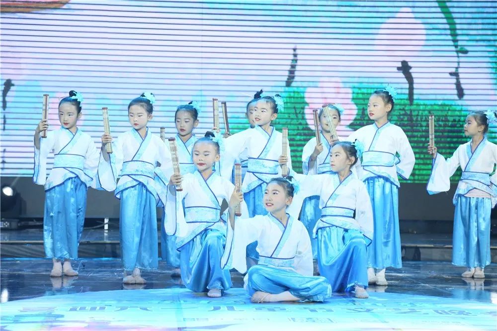 昌吉常青藤艺术学校星耀未来爱祖国爱新疆喜迎六一新疆