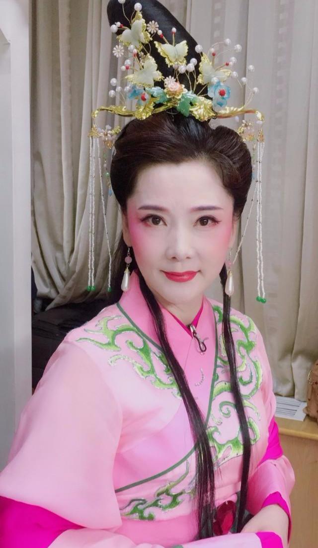 何赛飞的桃花妆:人比花娇,不愧是能在春晚上表演越剧的女星_戏曲