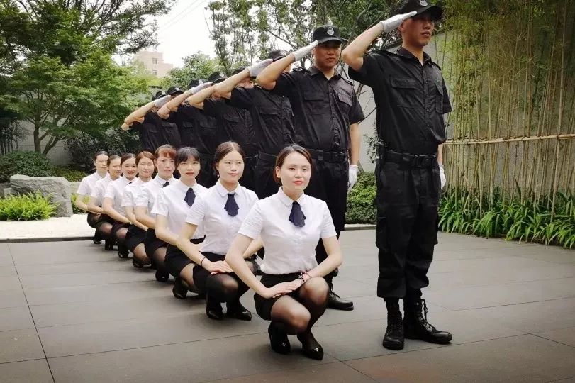 专业培训 :保利物业针对服务人员开展岗位技能强化培训,全员勤练服务