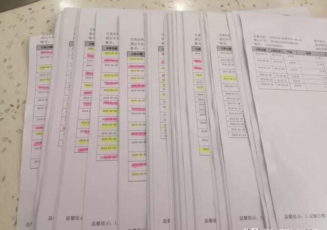 △小康的银行流水单小康给记者看了他的通话记录，里面有数百个来自全国