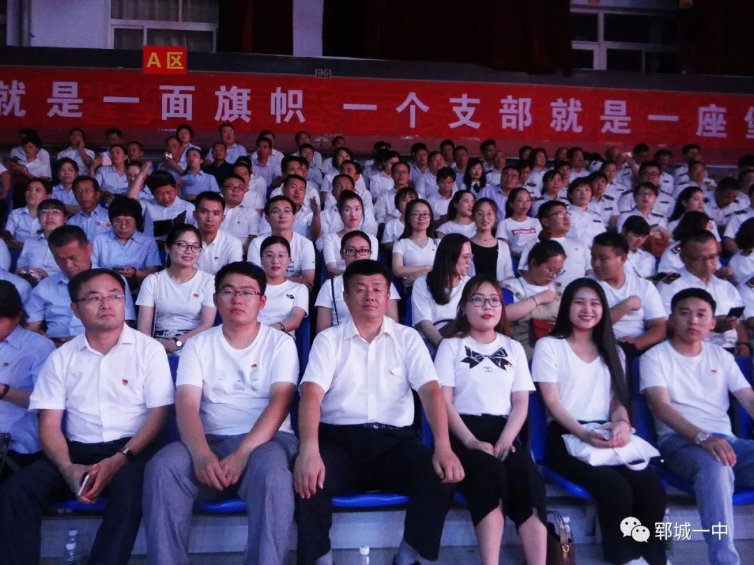 郓城一中我校教师侯雪丽荣获郓城县最美共产党员称号