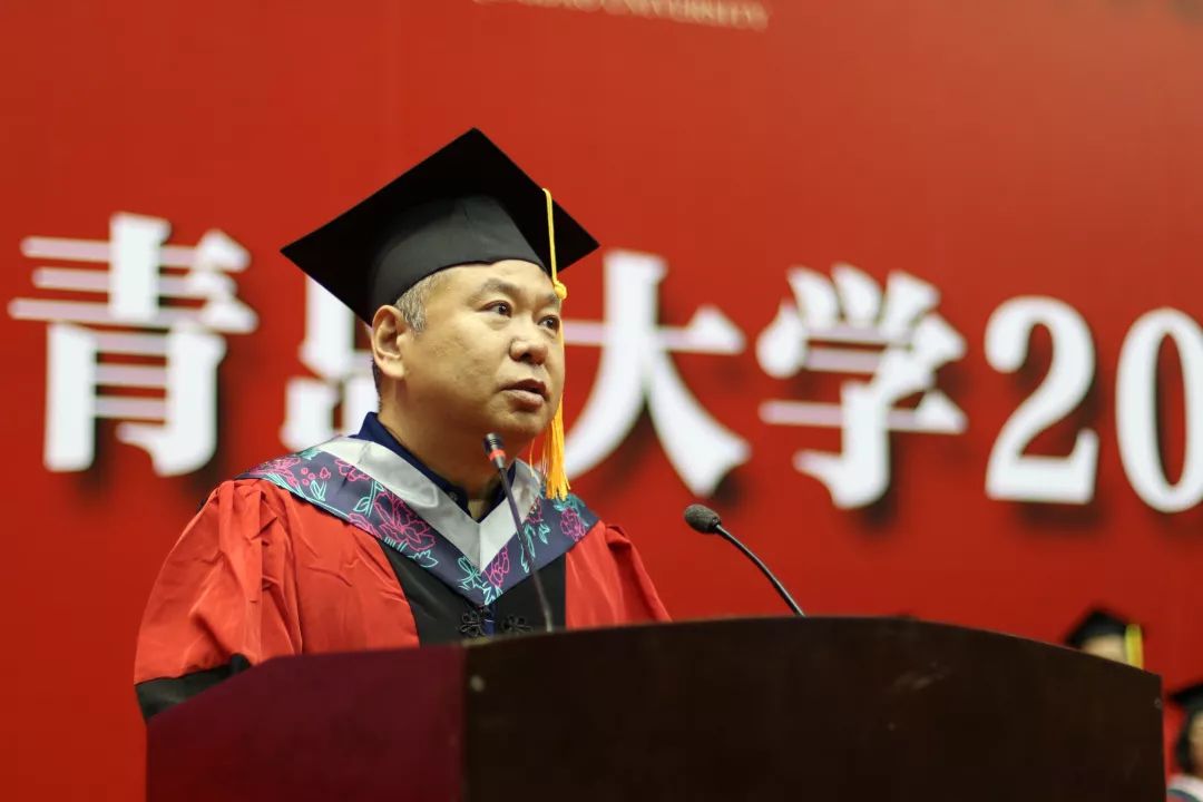典赞青大今天10709名学生从青大毕业了