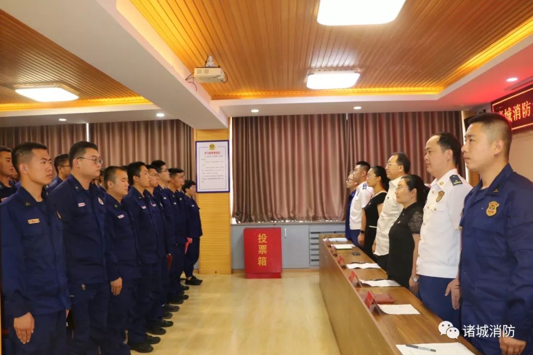 大会在雄壮的国歌声中开幕,首先诸城消防救援大队大队长姜大勇宣读了
