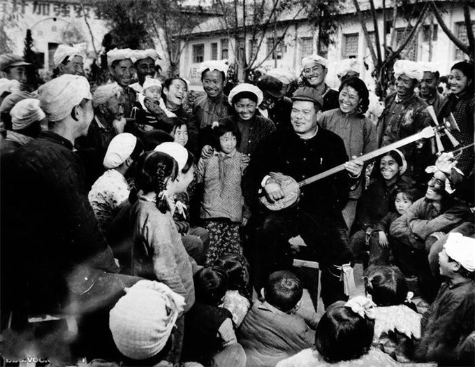 1963年,陕北说书人韩启祥在延安演出