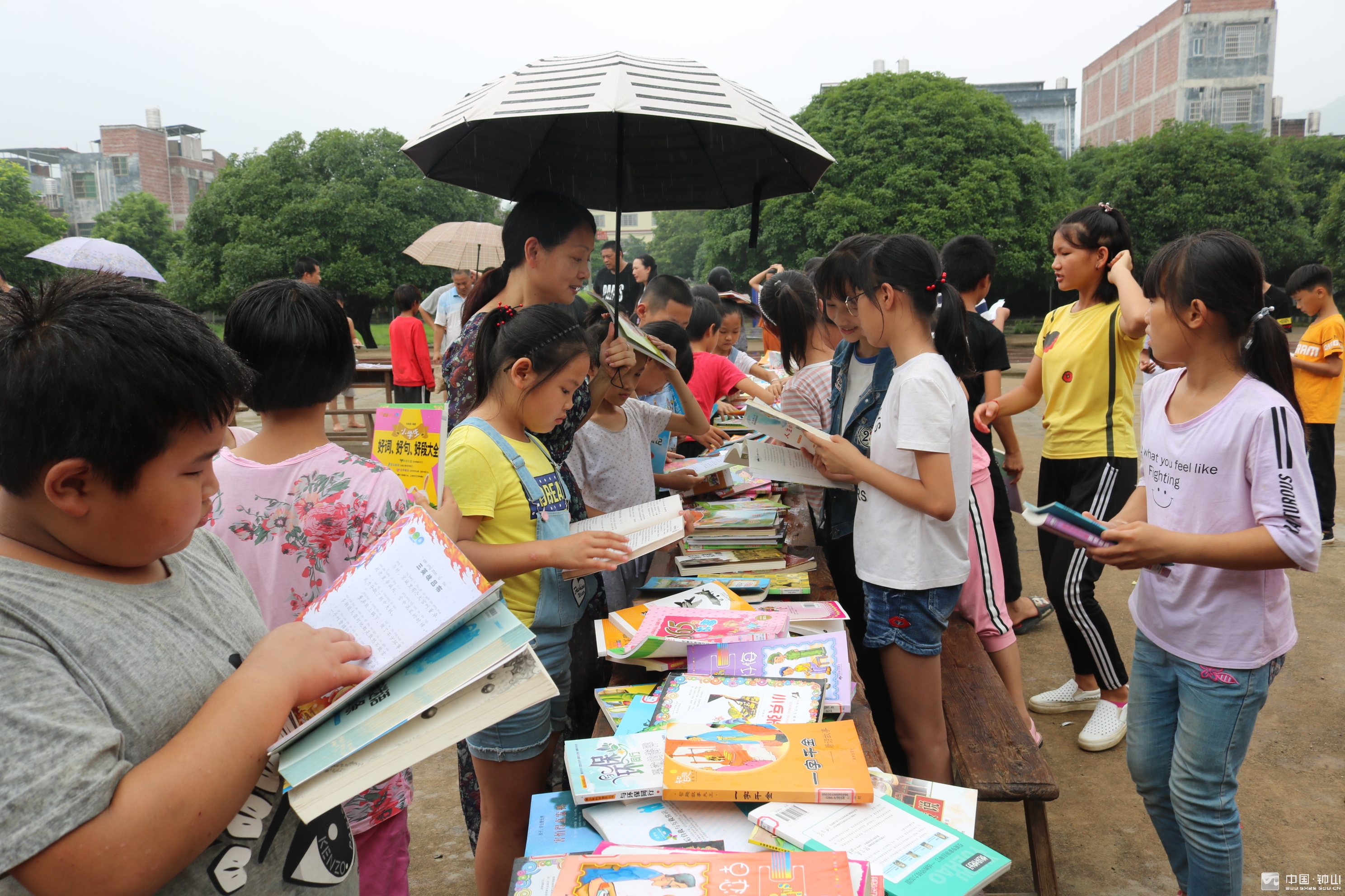 县文化和旅游局,县图书馆到燕塘镇聚义村开展文化助力脱贫攻坚系列