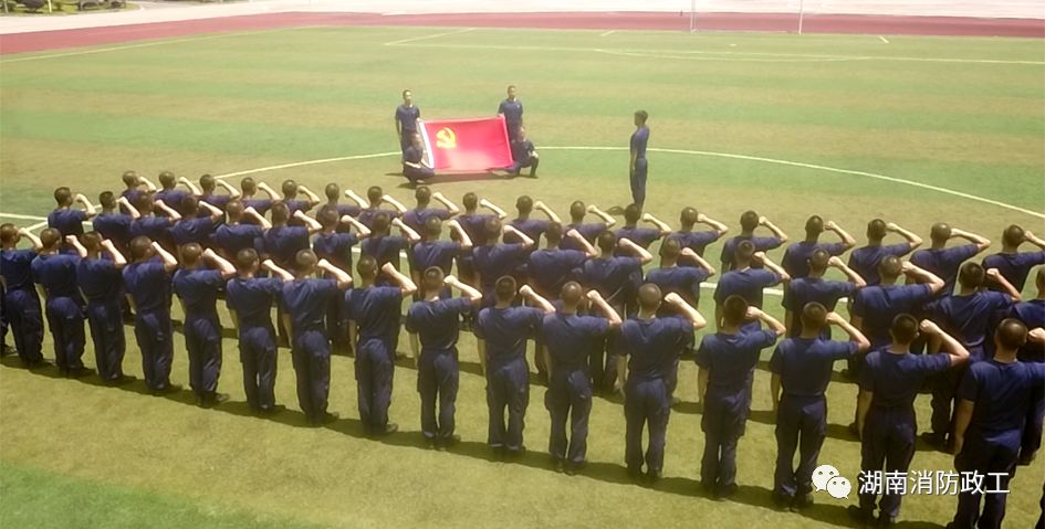 员用歌声和誓言庆祝中国共产党建党98周年