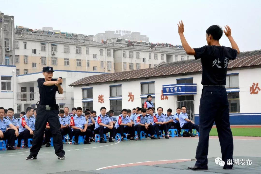 将"歹徒"背手,倒地上拷后搜身带离,动作娴熟,一气呵成,展示了我市公安