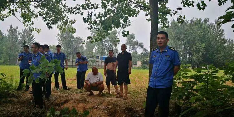 临颍:出动百余人,对老颍河繁城段河道非法围堰进行强制拆除