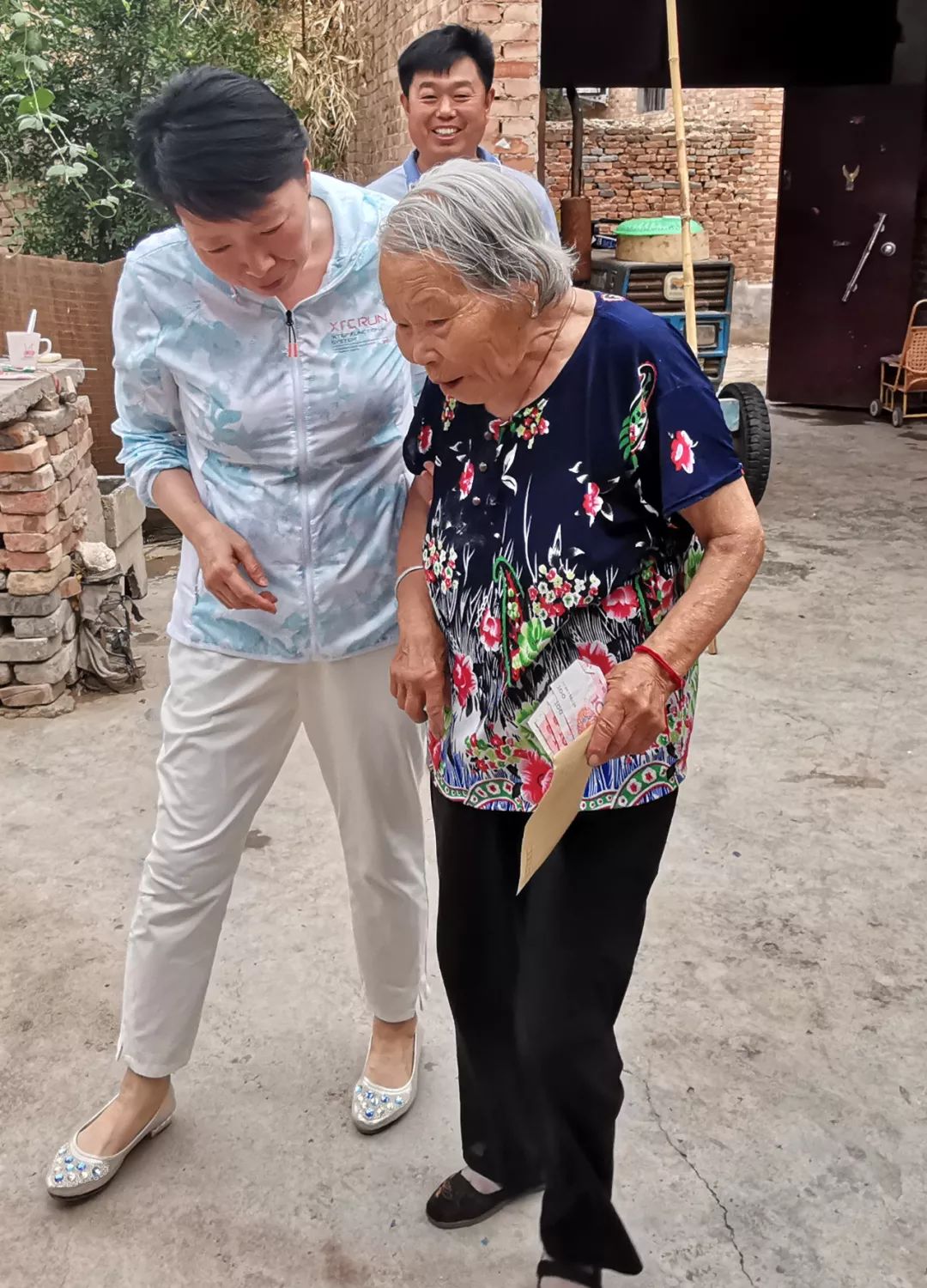 县领导温九真,曲濮瑞到渠村乡调研脱贫攻坚工作并慰问