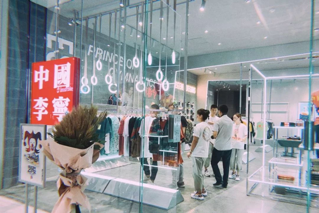 全哈最大中国李宁时尚店今日在西城红场开业!买赠三重