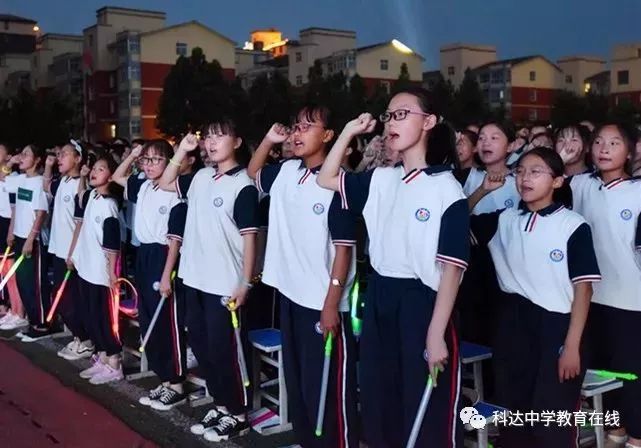 青春逐梦行远思恩浚县科达中学校区举行2019年九年级毕业典礼