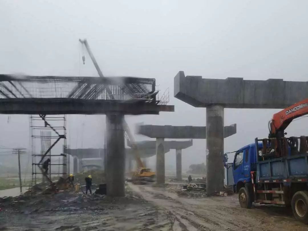 长益高速上的这座特大桥实现半幅贯通