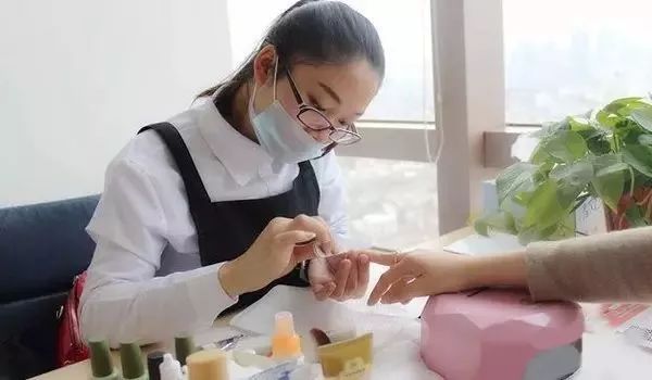 1  美甲师代表美甲店