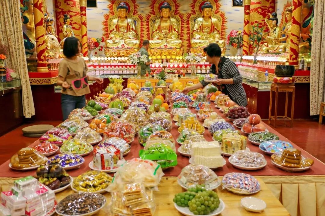 盂兰盆节也与各地的地方文化融合,形成了诸多意义深远的民俗现象