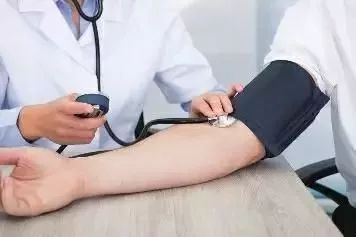 [健康丨6个症状预示你的血压可能偏高！1个动作，让血压更平稳]血压上来的症状