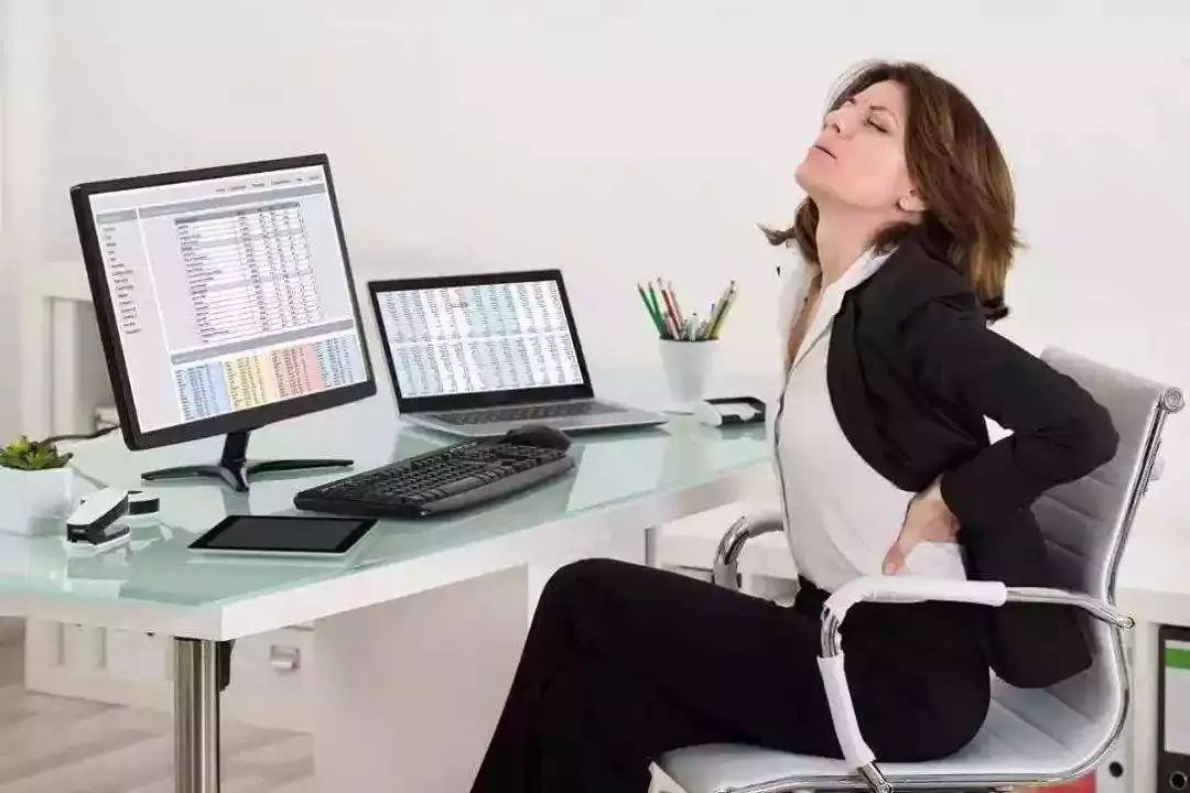 一位女士由于腰椎间盘突出而痛苦