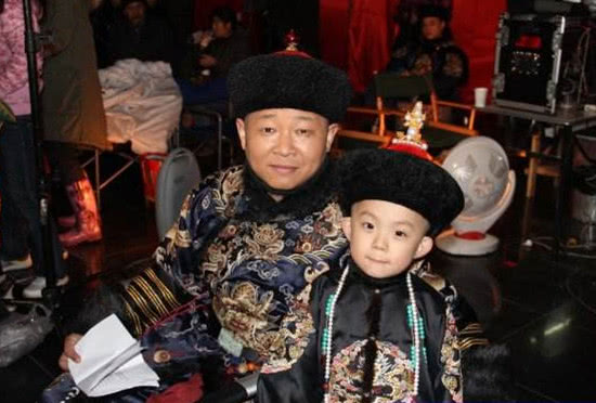 原创有种"明星"叫三德子赵亮,不当影帝去山区养鸡,还娶超模娇妻