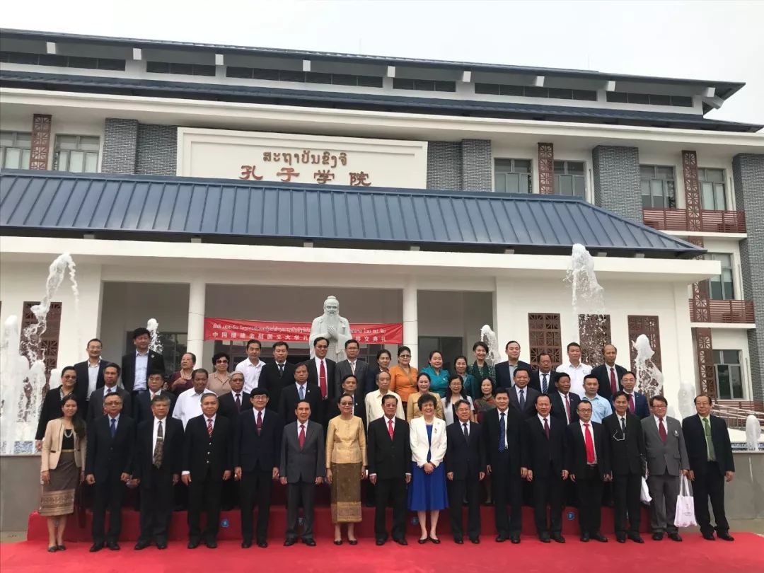 记者看东盟中国援老挝国立大学孔子学院项目移交典礼在老挝首都万象