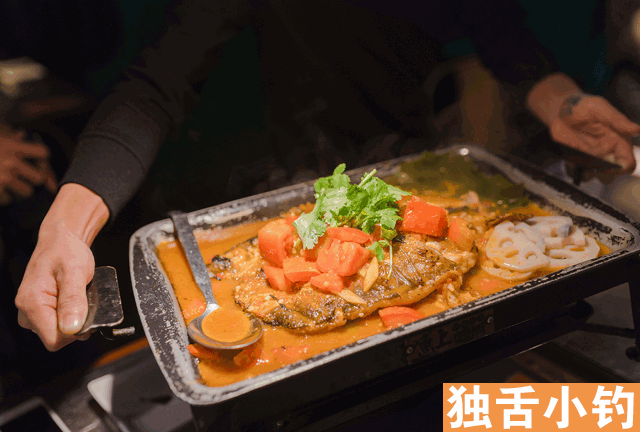 和秘制酱料就是最佳调味品 精心烹制的小龙虾,每只都自带酒香 说实话