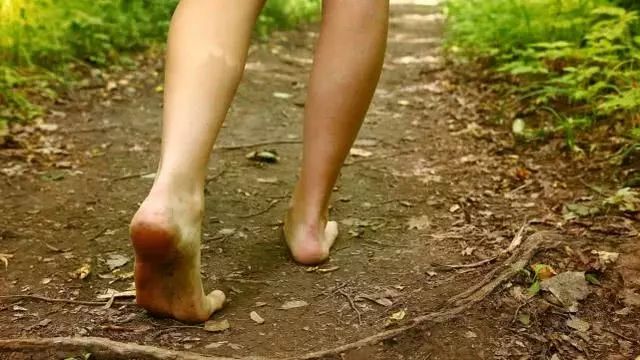 aj脏了就丢了吧,研究表明,赤脚走路可能更有利健康