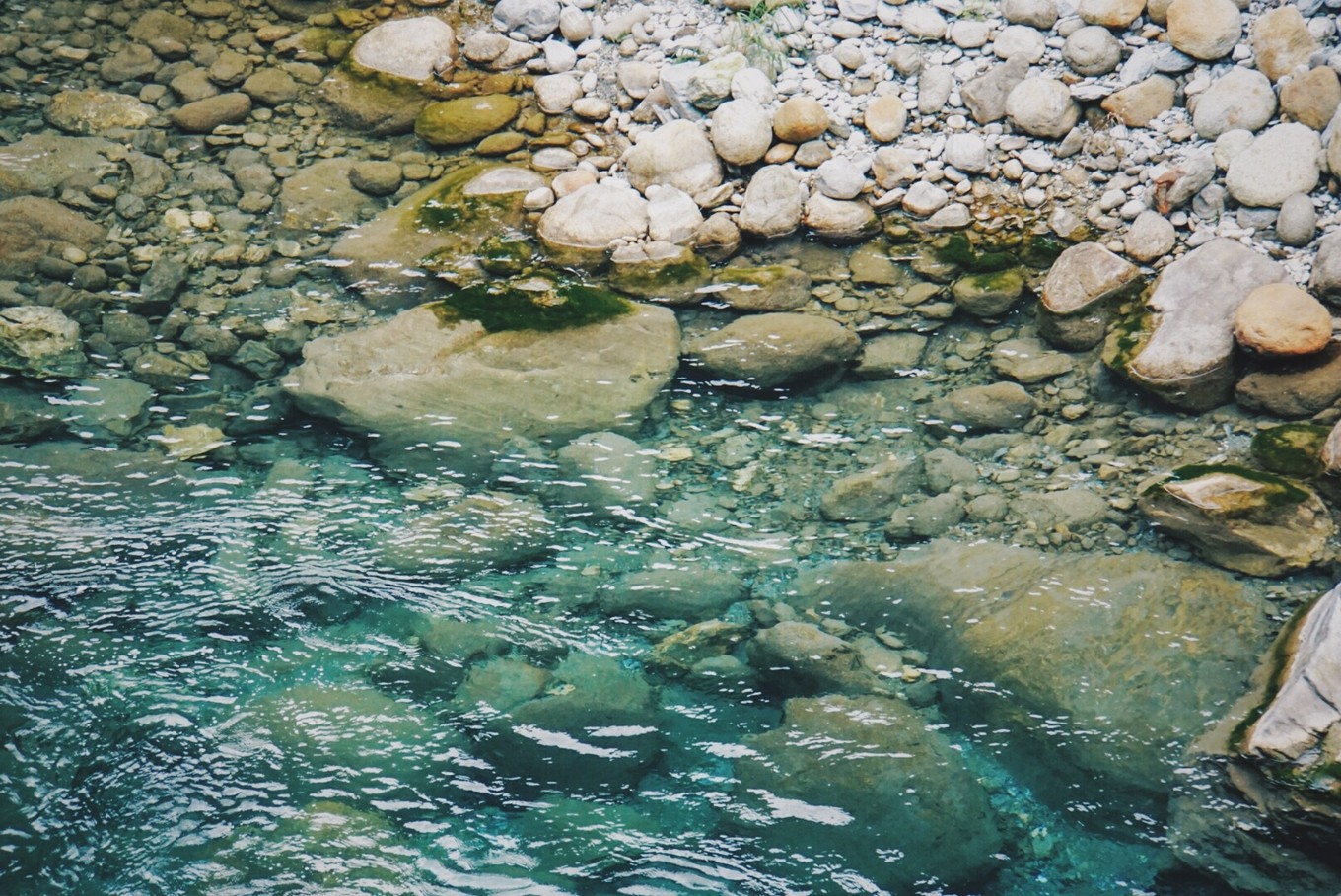 溪水常年清澈碧蓝,彷如遗世的秘境