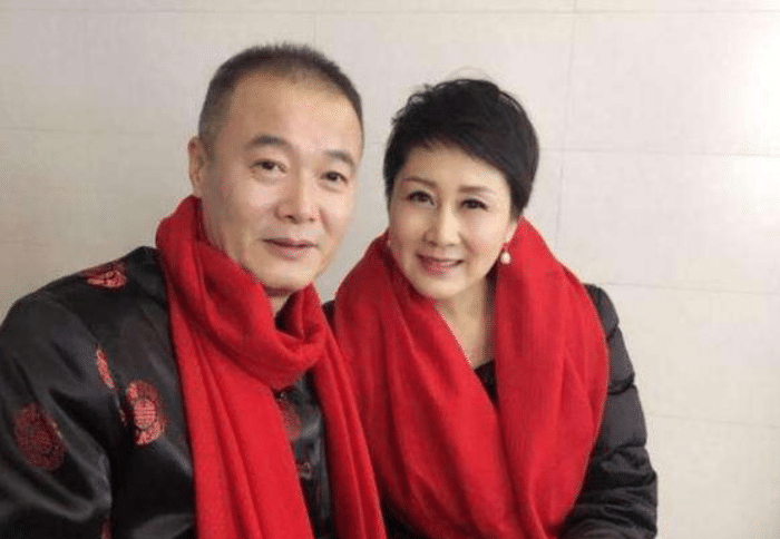 56岁张凯丽老公身份曝光竟是我们熟悉的他难怪一直不愿公开